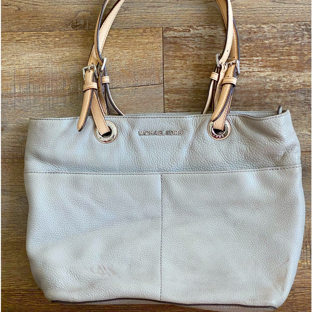 Michael Kors purse. Bedford shoulder bag. Grey.
